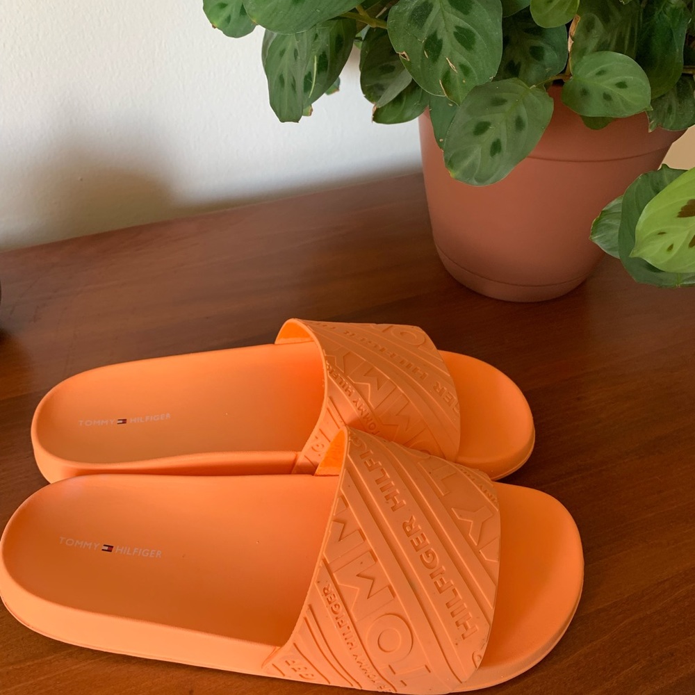 2/$20 💚 Woman’s size 10 Tommy Hilfiger orange slides